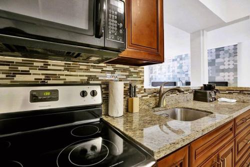 Hollywood Beach Vacation Spot, Pool, Beachwalk in Hollywood, USA