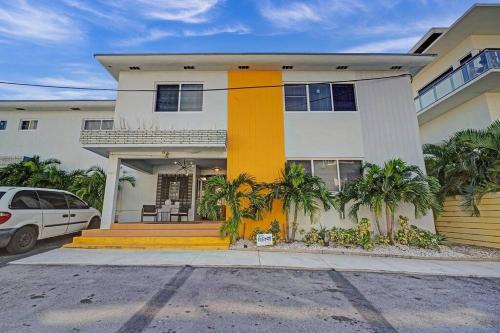 Hollywood Beach Vacation Spot, Pool, Beachwalk in Hollywood, USA