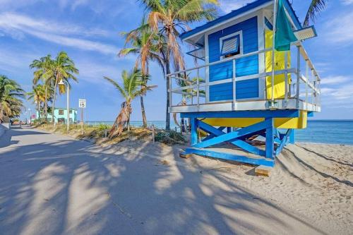 Hollywood Beach Vacation Spot, Pool, Beachwalk in Hollywood, USA