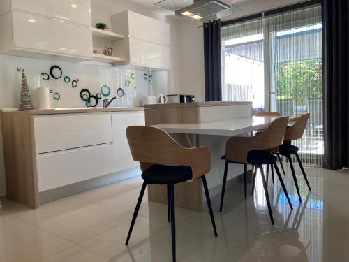 Apartman SONAS with free private parking in 卡洛瓦克