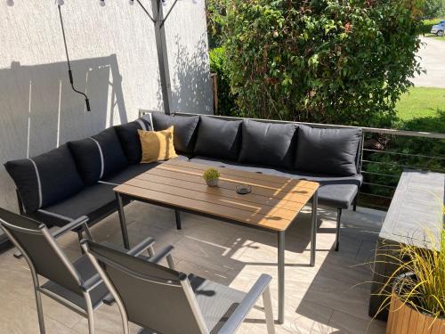 Apartman SONAS with free private parking in 卡洛瓦克