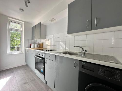 Cosy 2 bedroom Flat in Manor House, Londyn