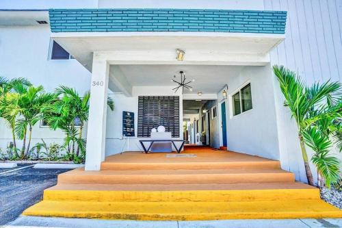Hollywood Beach, Pool, Steps to the Ocean in Hollywood, USA