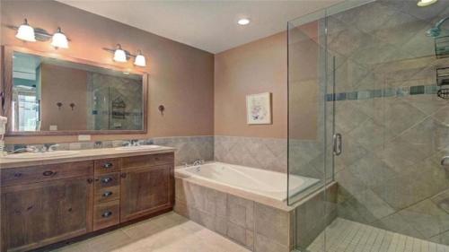 Private 2 Bedroom Townhome Located In East Keystone With Access To A Firepit, Hot Tub, And Billiards