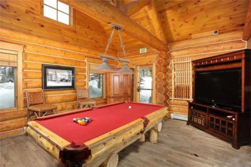 Private 2 Bedroom Townhome Located In East Keystone With Access To A Firepit, Hot Tub, And Billiards