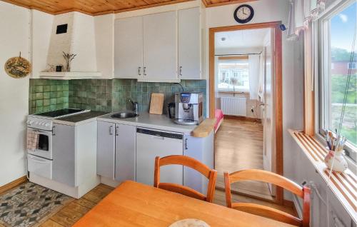 virtuve, 2 Bedroom Nice Home In Ankarsrum in Ankarsrum