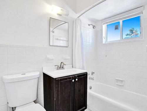 Walk to Dania Beach, Holiday Retreat Home & Pool in Hollywood, USA