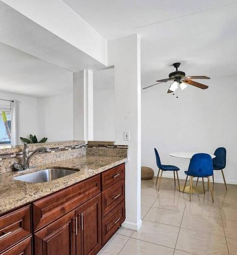 Walk to Dania Beach, Holiday Retreat Home & Pool in Hollywood, USA