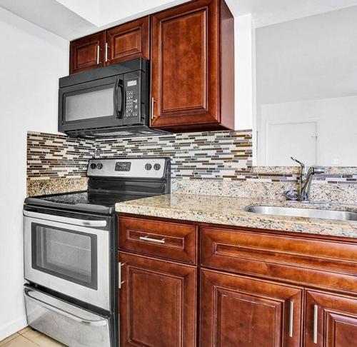 Walk to Dania Beach, Holiday Retreat Home & Pool in Hollywood, USA