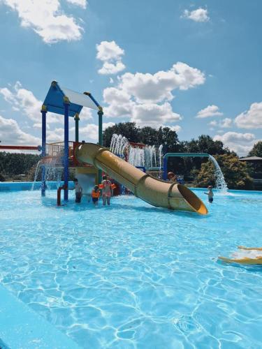 สวนน้ำ, Knus boomstamhuisje op de Schatberg - nabij Toverland in เซเวนุม