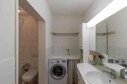Bathroom, Executive 1BR flat, city center - Hammer 3 near Parkanlage Zuerihorn