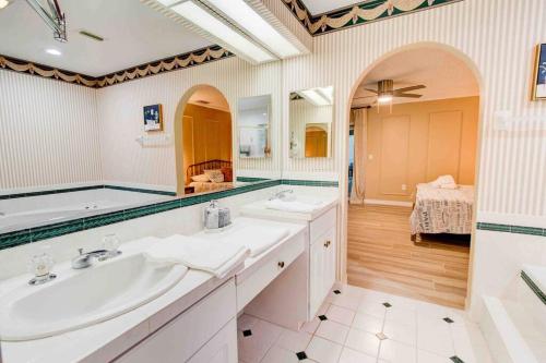 The Palms Beach House Retreat in Sarasota, USA