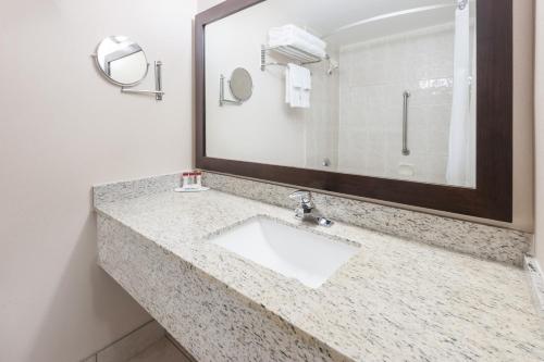 Queen Room with Two Queen Beds - Pet Friendly image 2