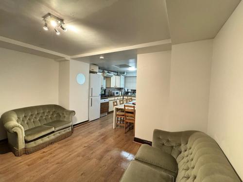London Stockwell Station Apartment - image 4