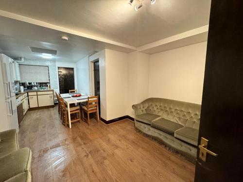 London Stockwell Station Apartment - image 3