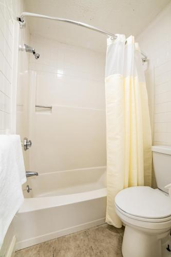 Town & Country Inn & Resort - image 12