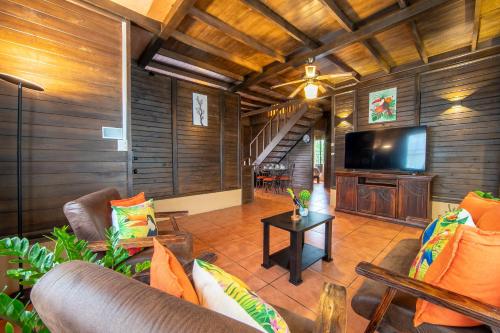 The Toucan Nest - AC, Gated & Pool, Fortuna