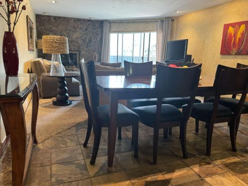 Best location in the heart of lions head, Ski lockers, jacuzzi and pool in Vail, USA