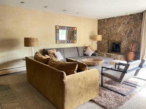 Best location in the heart of lions head, Ski lockers, jacuzzi and pool in Vail, USA