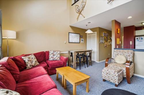 Cozy,1 bedroom loft condo! Ski back trails, shuttle& Sports center Highridge E11 in Killington, USA