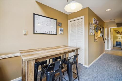 Cozy,1 bedroom loft condo! Ski back trails, shuttle& Sports center Highridge E11 in Killington, USA