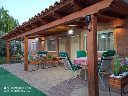 2 bedrooms, 4 beds