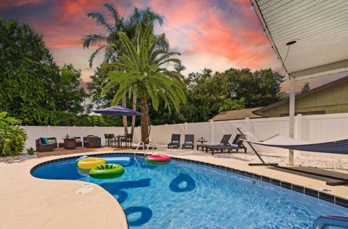 Lux Sunny Family Paradise with Heated Pool and King Bed in Largo, USA