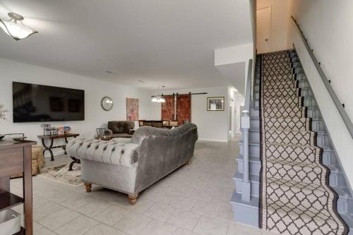 Beautiful 3 Bedroom- free parking 2M to Broadway