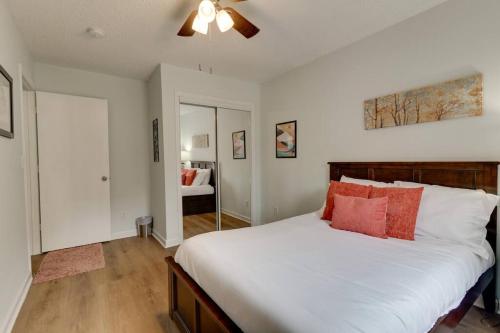 Beautiful 3 Bedroom- free parking 2M to Broadway in Nashville, USA