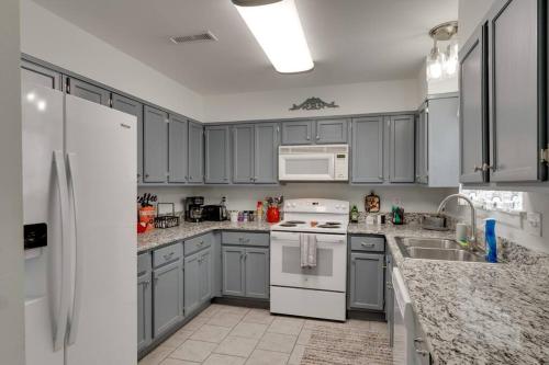 Beautiful 3 Bedroom- free parking 2M to Broadway near Bicentennial Mall State Park