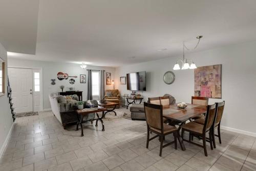 Beautiful 3 Bedroom- free parking 2M to Broadway near Bicentennial Mall State Park