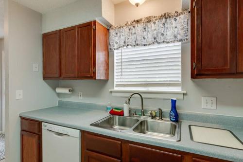 Lovely 2 BDR Condo with Balcony 2M to Broadway thumb 3