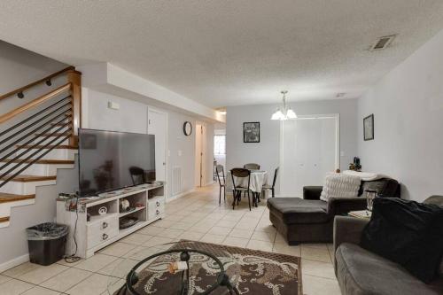 Lovely 2 BDR Condo with Balcony 2M to Broadway in Nashville, USA