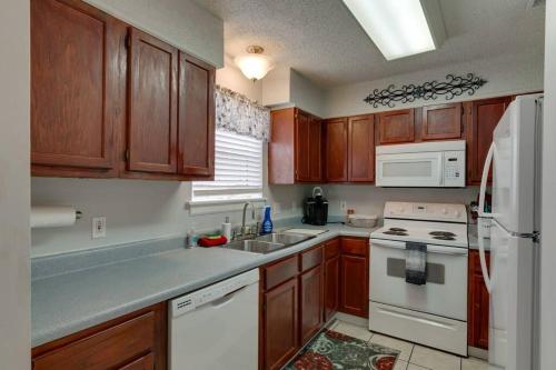 Lovely 2 BDR Condo with Balcony 2M to Broadway in Nashville, USA