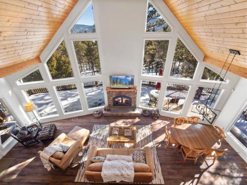 The Perfect Place To Gather W Family & Friends - Spacious Angel Fire Mountain Chalet - 3br Main House Plus 1br Guest House Royal Retreat By Boutiq in Angel Fire, Vereinigte Staaten von Amerika