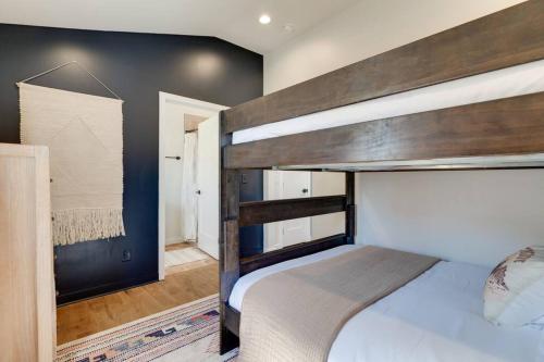 4 BDRM-4 bath, Great for groups, perfect location! in Nashville, USA
