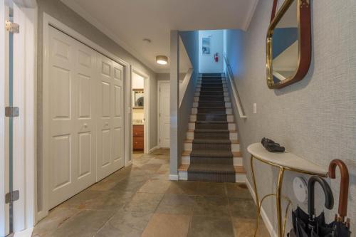 Butler Street Condo #16 - Walking Distance to downtown Saugatuck - Newer vacation rental in Saugatuck, USA