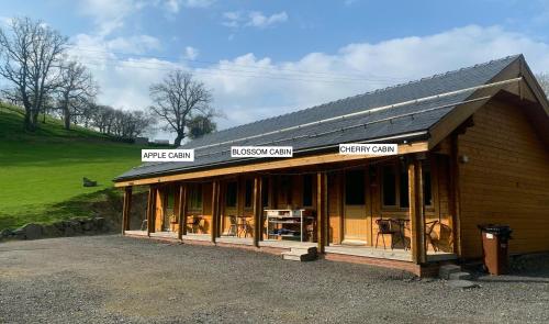 Viesnīcas āriene, Cherry Cabin - Little Log Cabin in Wales in Bettws Cedewain