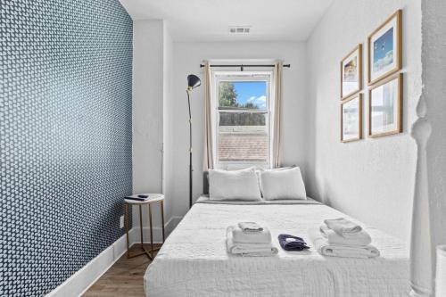 Bright and Airy Studio Near Beach Access - Enjoy St Petersburg Life! in St Petersburg, USA