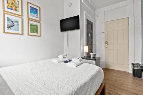 Bright and Airy Studio Near Beach Access - Enjoy St Petersburg Life! in St Petersburg, USA