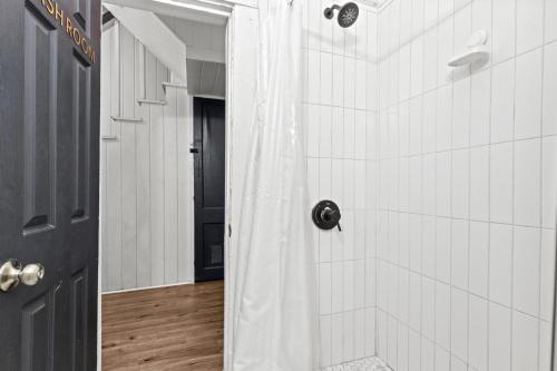 Bright and Airy Studio Near Beach Access - Enjoy St Petersburg Life! in St Petersburg, USA