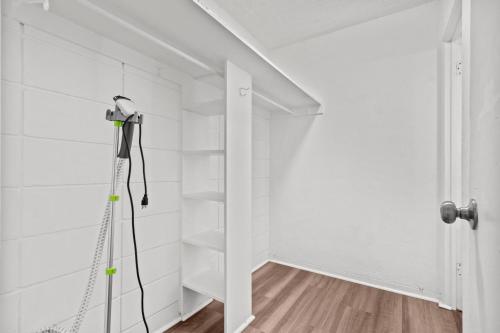 Modern Downtown St Petersburg Studio Pet-Friendly Affordable! in St Petersburg, USA