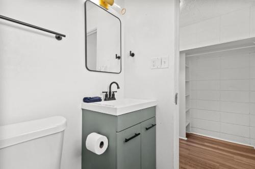 Modern Downtown St Petersburg Studio Pet-Friendly Affordable! in St Petersburg, USA