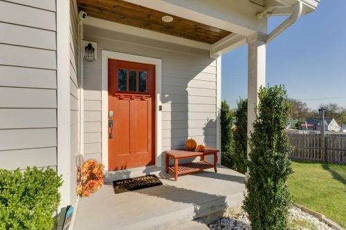 3 Bedroom Home- HUGE yard, 4 miles to Broadway in Nashville, USA