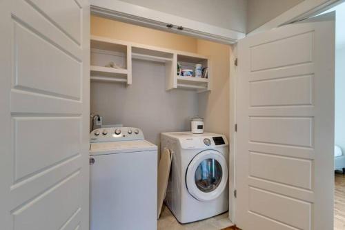 4BD Haven in the Nations, walk to bars and restaurants! Minutes to Broadway! in Nashville, USA
