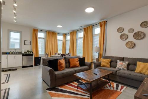 Chic Condo, 2mi to Downtown, Sleeps 8, by Geodis