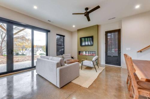 The Flat - A Lake View Retreat with Dock Access in Mooresville, USA