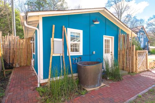 A szálláshely kívülről, Adorable Solo-Traveler Retreat near Történelmi Rosedale-ültetvény