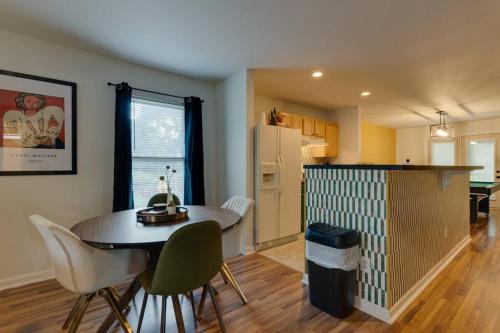 Close to Broadway Sleeps 10 with Pool Table! in Nashville, USA