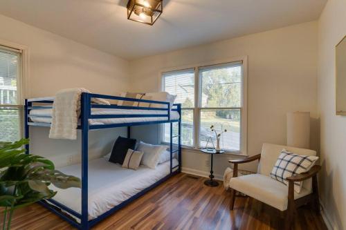Close to Broadway Sleeps 10 with Pool Table! in Nashville, USA